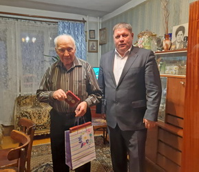 Сергей Агапов вручил юбилейную медаль участнику войны